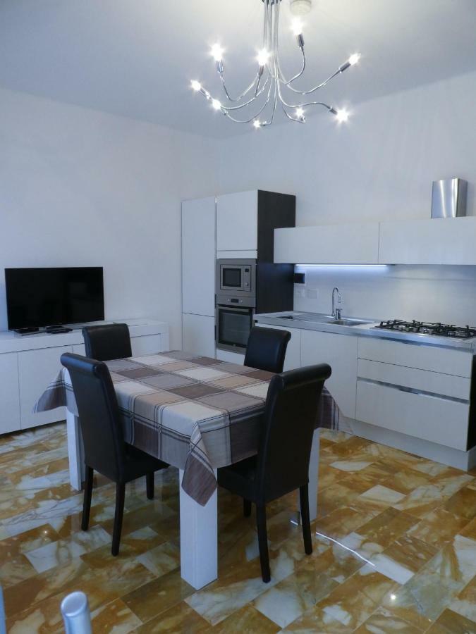 Isola Di Man Apartment อิมเปรีอา ภายนอก รูปภาพ